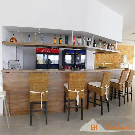 Burhans Place On The Beach & Restaurant & Pool At Rizokarpasso Nocleg ze śniadaniem