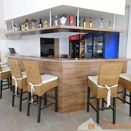 Burhans Place On The Beach & Restaurant & Pool At Rizokarpasso Nocleg ze śniadaniem *